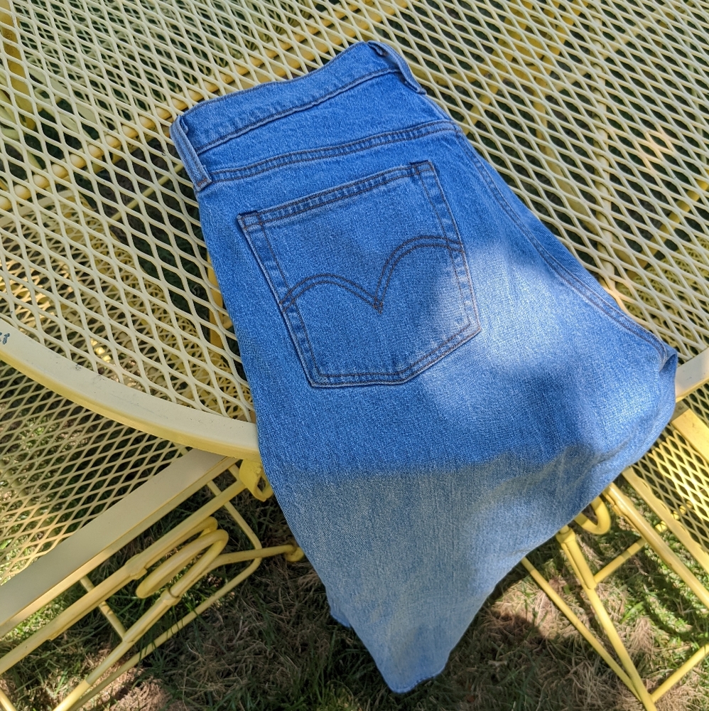 Levi's. wedgie fit. Size 28